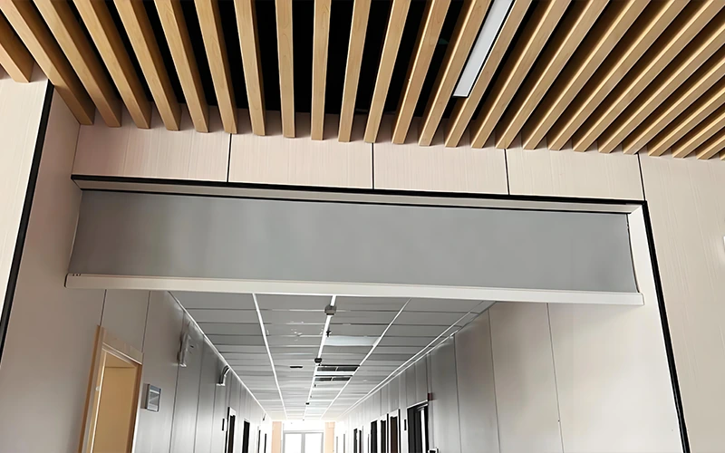● Heat-resistant smoke barrier fabric  ● Upper mounting profile  ● Reinforced bottom rail  ● Supporting brackets and fixing components  Unlike an automatic smoke curtain, the system contains no motor, roller or control unit.